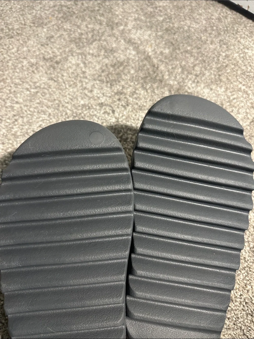 NIB Yeezy Slides - Dark Gray Size 6